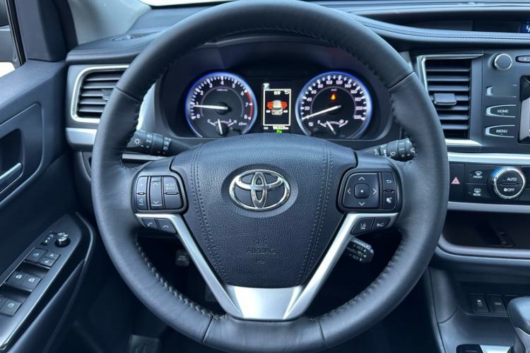 Used Toyota Highlander 2018 2.0T Four-Wheel Drive Luxury Edition 7 Seats China V Emission Standard Interior 1