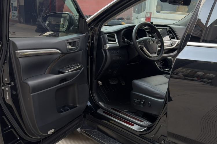 Used Toyota Highlander 2018 2.0T Four-Wheel Drive Supreme Edition 7-Seater China VI Interior 1