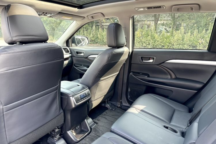 Used Toyota Highlander 2018 2.0T Four-Wheel Drive Prestige Version 7 Seats China VI Standard Interior 1