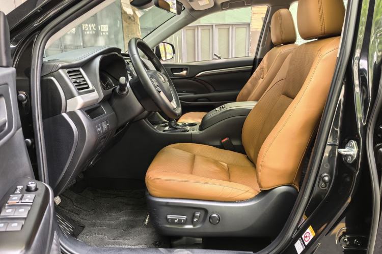 Used Toyota Highlander 2018 2.0T Four-Wheel Drive Knight Edition 7 Seats China VI Standard Interior 1