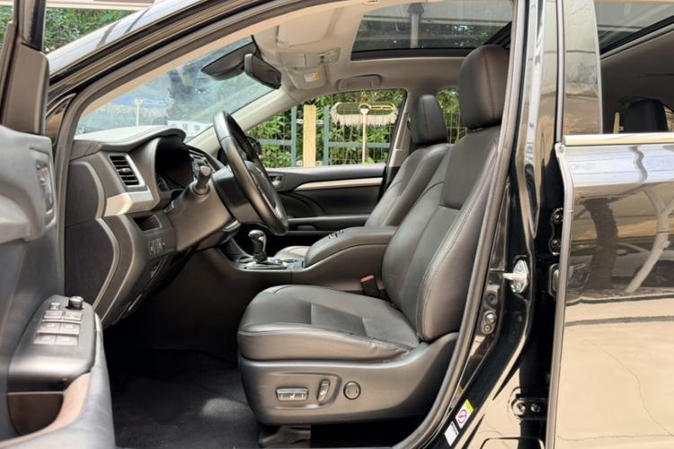Used Toyota Highlander 2018 2.0T Four-Wheel Drive Luxury Edition 7 Seats China V Emission Standard Interior 1