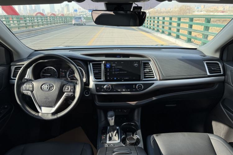 Used Toyota Highlander 2018 2.0T Four-Wheel Drive Luxury Version 7 Seats China VI Standard Interior 1