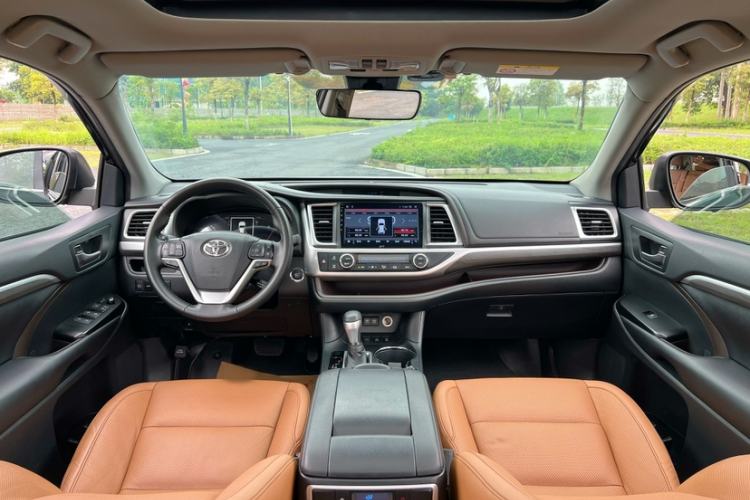 Used Toyota Highlander 2018 2.0T Four-Wheel Drive Knight Edition 7 Seats China VI Standard Interior 1