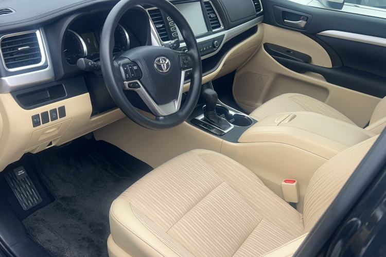 Used Toyota Highlander 2018 2.0T Two-Wheel Drive Elite Edition 7 Seats China VI Standard Interior 1