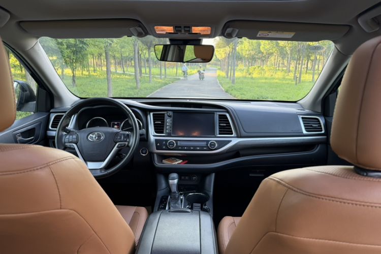 Used Toyota Highlander 2018 2.0T Four-Wheel Drive Knight Edition 7 Seats China VI Standard Interior 1