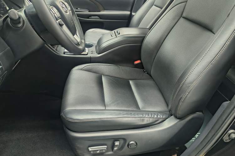 Used Toyota Highlander 2018 2.0T Four-Wheel Drive Prestige Version 7 Seats China VI Standard Interior 1