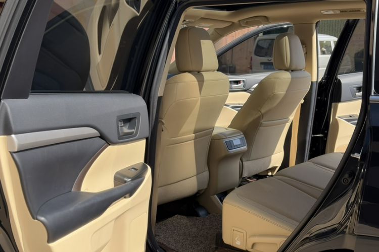 Used Toyota Highlander 2018 2.0T Four-Wheel Drive Luxury Edition 7 Seats China V Emission Standard Interior 1