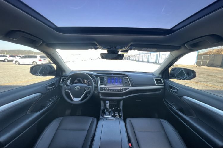 Used Toyota Highlander 2018 2.0T Four-Wheel Drive Luxury Version 7 Seats China VI Standard Interior 1