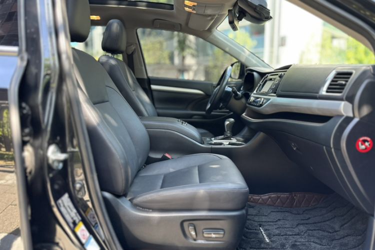 Used Toyota Highlander 2018 2.0T Four-Wheel Drive Luxury Version 7 Seats China VI Standard Interior 1