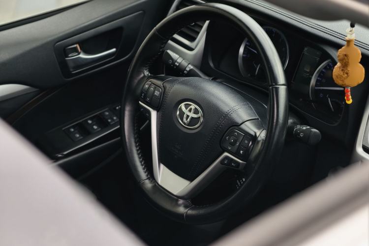 Used Toyota Highlander 2018 2.0T Four-Wheel Drive Luxury Version 7 Seats China VI Standard Interior 1