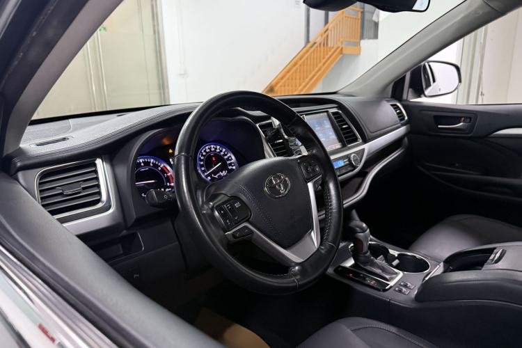 Used Toyota Highlander 2018 2.0T Four-Wheel Drive Luxury Version 7 Seats China VI Standard Interior 1
