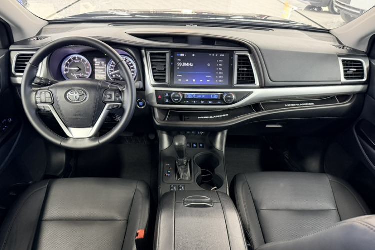 Used Toyota Highlander 2018 2.0T Four-Wheel Drive Prestige Version 7 Seats China VI Standard Interior 1