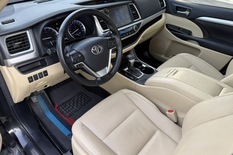 Used Toyota Highlander 2018 2.0T Four-Wheel Drive Luxury Version 7 Seats China VI Standard Interior 1