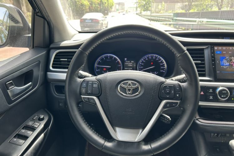 Used Toyota Highlander 2018 2.0T Four-Wheel Drive Luxury Version 7 Seats China VI Standard Interior 1