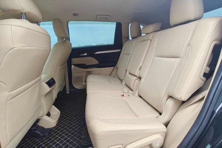 Used Toyota Highlander 2018 2.0T Four-Wheel Drive Elite Edition 7 Seats China VI Standard Interior 1