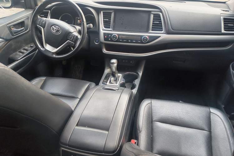 Used Toyota Highlander 2018 2.0T Four-Wheel Drive Prestige Version 7 Seats China VI Standard Interior 1