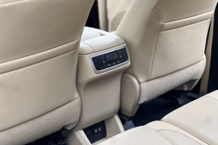 Used Toyota Highlander 2018 2.0T Four-Wheel Drive Luxury Version 7 Seats China VI Standard Interior 1