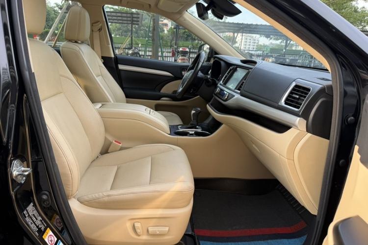 Used Toyota Highlander 2018 2.0T Four-Wheel Drive Luxury Version 7 Seats China VI Standard Interior 10