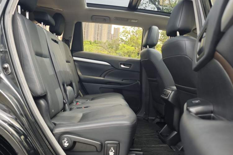 Used Toyota Highlander 2018 2.0T Two-Wheel Drive Luxury Edition 7 Seats China VI Standard Interior 10