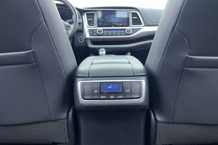 Used Toyota Highlander 2018 2.0T Four-Wheel Drive Luxury Version 7 Seats China VI Standard Interior 11