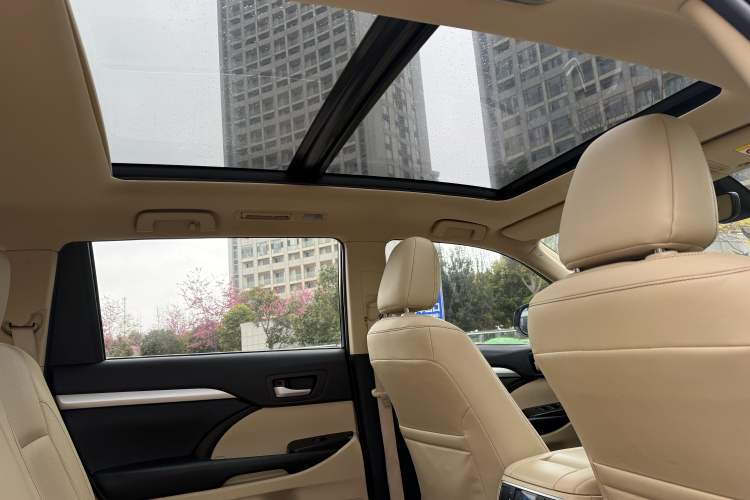 Used Toyota Highlander 2018 2.0T Four-Wheel Drive Luxury Version 7 Seats China VI Standard Interior 11