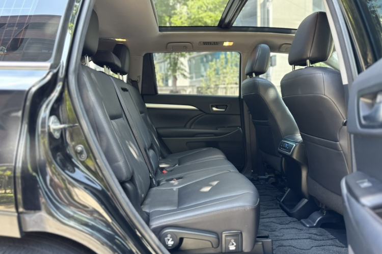 Used Toyota Highlander 2018 2.0T Four-Wheel Drive Luxury Version 7 Seats China VI Standard Interior 11