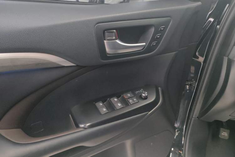 Used Toyota Highlander 2018 2.0T Four-Wheel Drive Supreme Edition 7-Seater China VI Interior 12