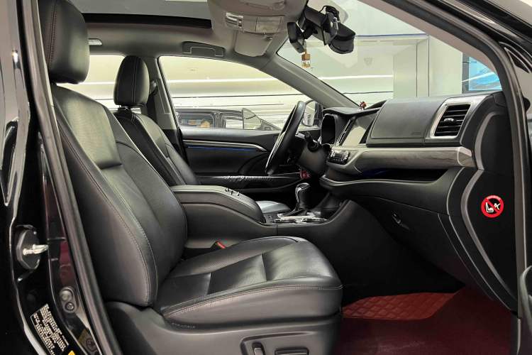 Used Toyota Highlander 2018 2.0T Four-Wheel Drive Ultimate Edition 7-Seater Emission Standard China V Interior 12