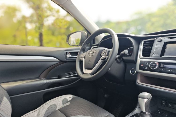 Used Toyota Highlander 2018 2.0T Two-Wheel Drive Luxury Edition 7 Seats China VI Standard Interior 12