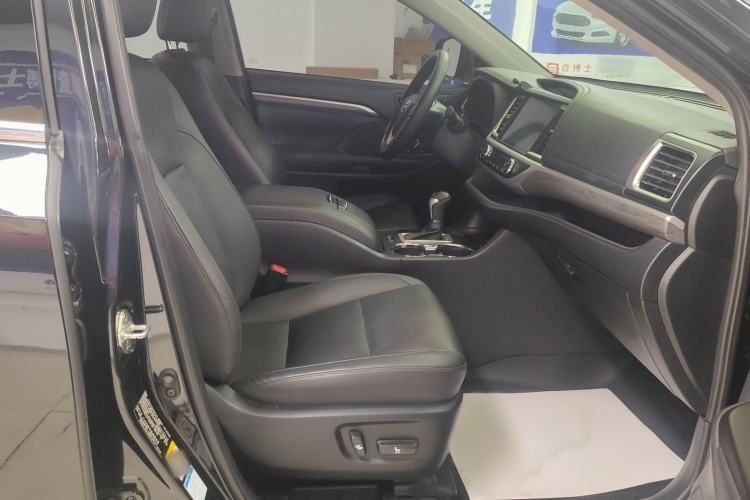 Used Toyota Highlander 2018 2.0T Four-Wheel Drive Supreme Edition 7-Seater China VI Interior 13
