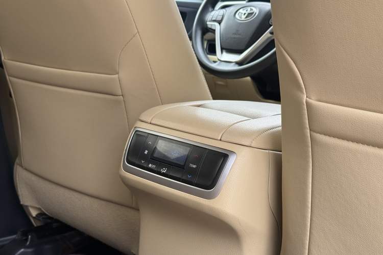 Used Toyota Highlander 2018 2.0T Two-Wheel Drive Elite Edition 5 Seats Emission Standard China V Interior 13