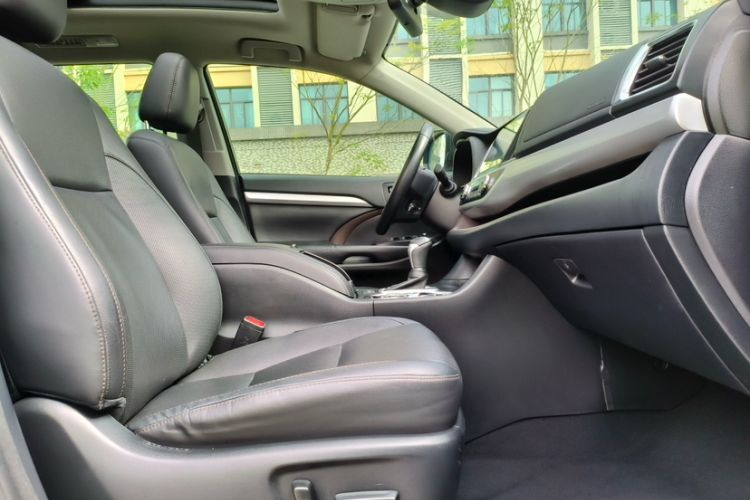 Used Toyota Highlander 2018 2.0T Four-Wheel Drive Luxury Version 7 Seats China VI Standard Interior 2