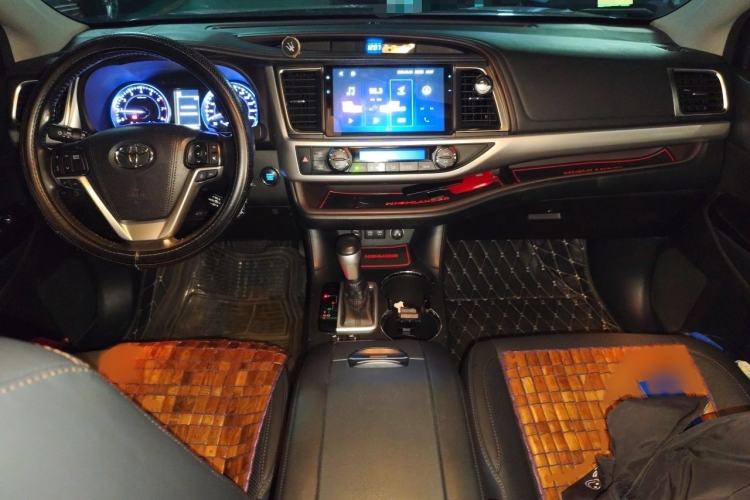 Used Toyota Highlander 2018 2.0T Four-Wheel Drive Prestige Version 7 Seats China V Emission Standard Interior 2
