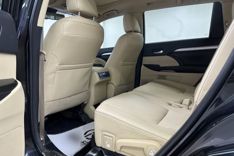 Used Toyota Highlander 2018 2.0T Four-Wheel Drive Luxury Edition 7 Seats China V Emission Standard Interior 2