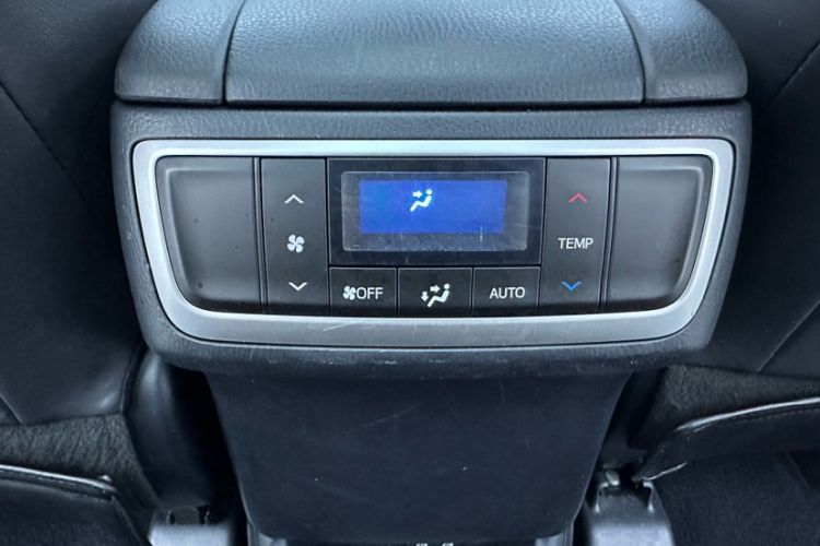 Used Toyota Highlander 2018 2.0T Four-Wheel Drive Luxury Edition 7 Seats China V Emission Standard Interior 2