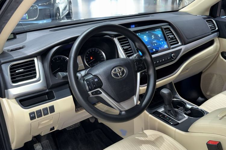 Used Toyota Highlander 2018 2.0T Two-Wheel Drive Elite Version 5 Seats China VI Standard Interior 2