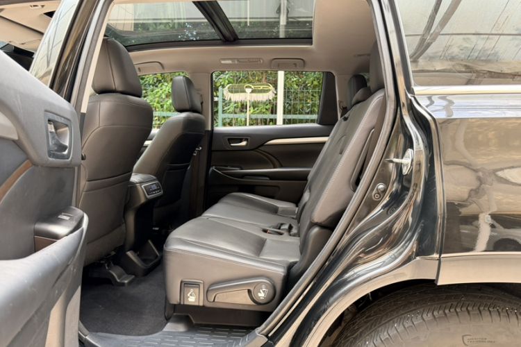 Used Toyota Highlander 2018 2.0T Four-Wheel Drive Luxury Edition 7 Seats China V Emission Standard Interior 2