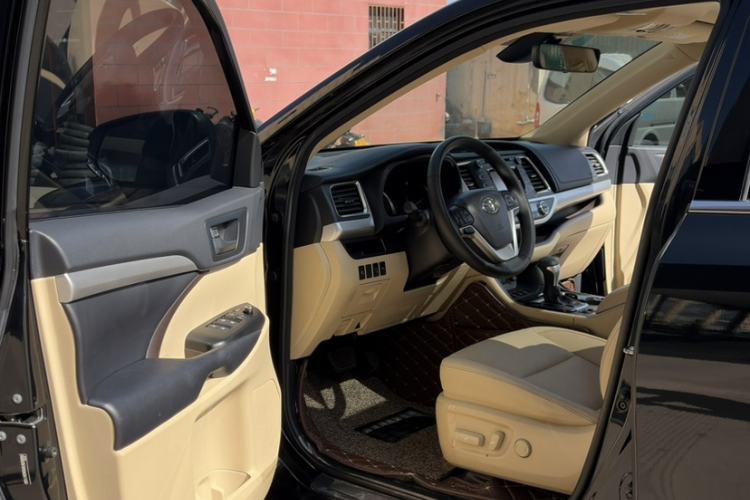 Used Toyota Highlander 2018 2.0T Four-Wheel Drive Luxury Edition 7 Seats China V Emission Standard Interior 2