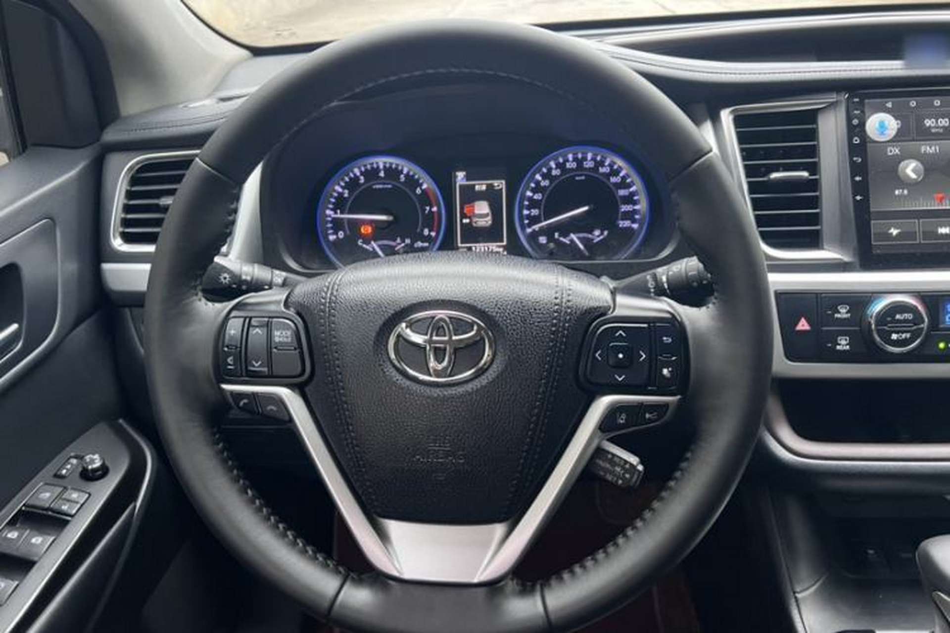 Used Toyota Highlander 2018 2.0T Four-Wheel Drive Luxury Edition 7 Seats China V Emission Standard Interior 2