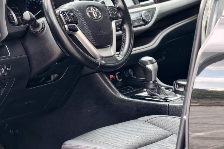 Used Toyota Highlander 2018 2.0T Four-Wheel Drive Luxury Version 7 Seats China VI Standard Interior 2