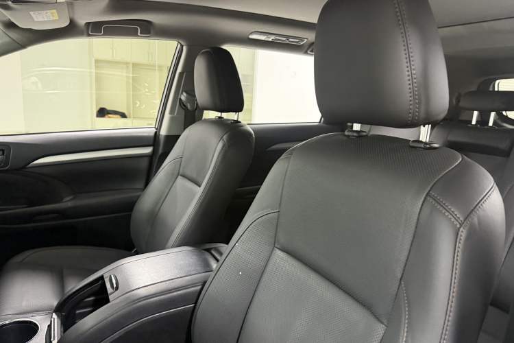 Used Toyota Highlander 2018 2.0T Four-Wheel Drive Luxury Version 7 Seats China VI Standard Interior 2