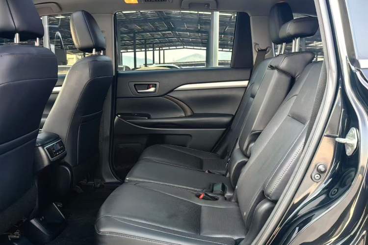 Used Toyota Highlander 2018 2.0T Four-Wheel Drive Luxury Edition 7 Seats China V Emission Standard Interior 2