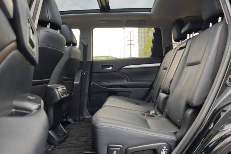 Used Toyota Highlander 2018 2.0T Two-Wheel Drive Luxury Edition 7 Seats China VI Standard Interior 2