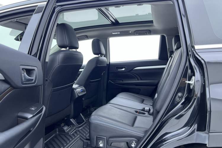 Used Toyota Highlander 2018 2.0T Four-Wheel Drive Luxury Version 7 Seats China VI Standard Interior 3