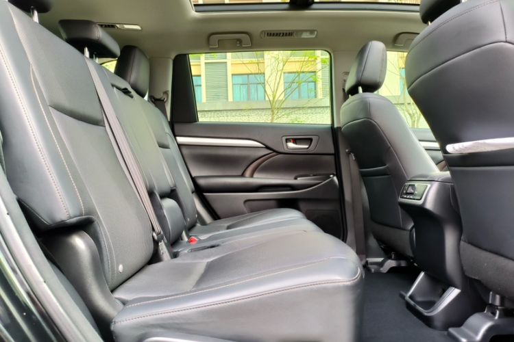 Used Toyota Highlander 2018 2.0T Four-Wheel Drive Luxury Version 7 Seats China VI Standard Interior 3