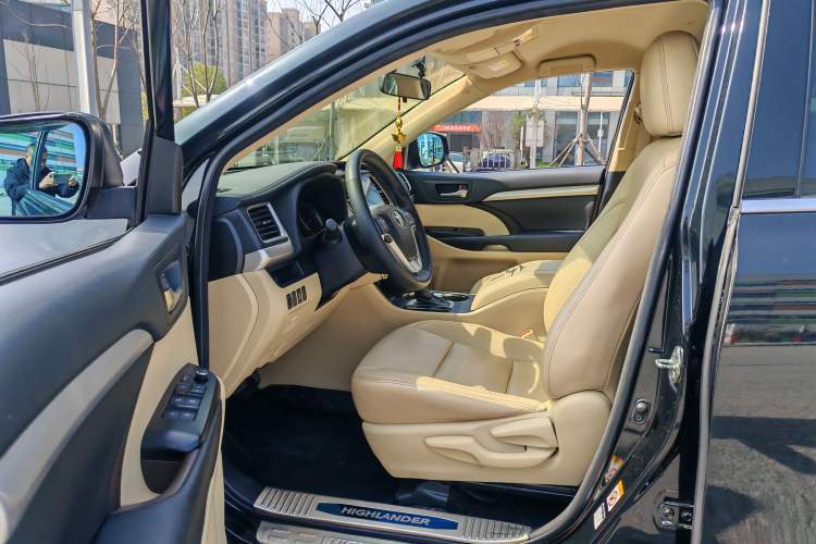 Used Toyota Highlander 2018 2.0T Two-Wheel Drive Elite Edition 7 Seats China VI Standard Interior 3