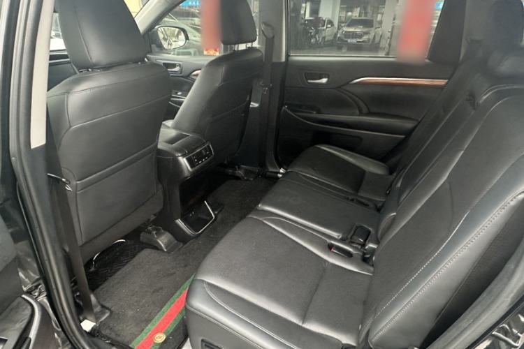 Used Toyota Highlander 2018 2.0T Four-Wheel Drive Luxury Version 7 Seats China VI Standard Interior 3