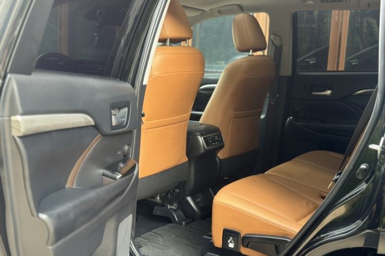Used Toyota Highlander 2018 2.0T Four-Wheel Drive Knight Edition 7 Seats China VI Standard Interior 3