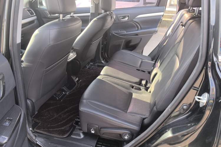 Used Toyota Highlander 2018 2.0T Two-Wheel Drive Prestige Edition 7 Seats China VI Standard Interior 3