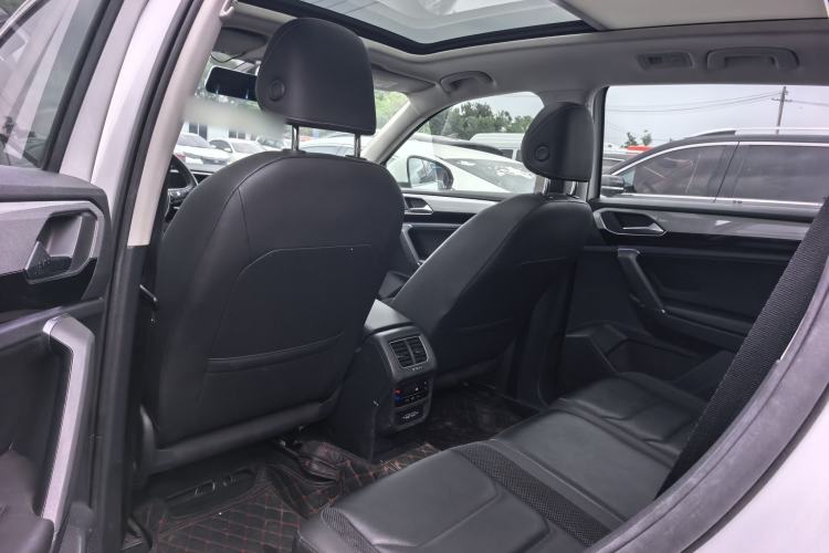 Used Toyota Highlander 2018 2.0T Two-Wheel Drive Luxury Edition 7 Seats China VI Standard Interior 3